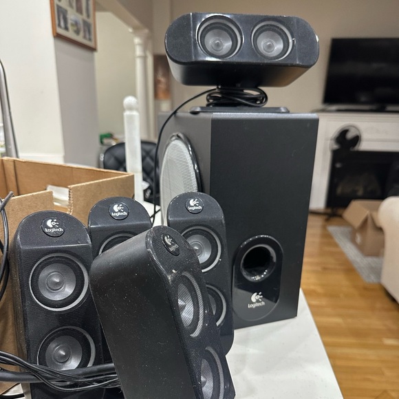 These are my computer speakers, they work amazing audio is on par with jbl imo - Picture 2 of 5